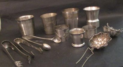 null Lot en métal argenté comprenant: quatre timbales, un coquetier, deux ronds de...