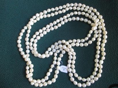 null Long sautoir de perles d'eau douce baroques. Hauteur: 125 cm. Diamètre des perles:...