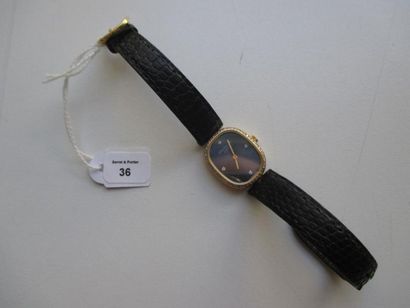 PATEK PHILIPPE Montre-bracelet de dame, la montre de forme ovale en or jaune 18K...