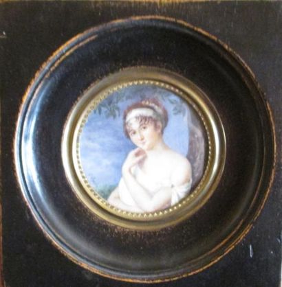 ECOLE FRANÇAISE DU XIXe miniature ronde sur ivoire Portrait de jeune femme à la robe...