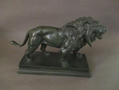 BARYE (D'après) Le lion Sculpture en bronze à patine verte