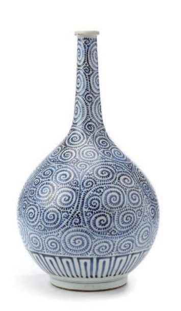 null Vase bouteille en porcelaine à long col à décor de volutes géométriques. Chine,...