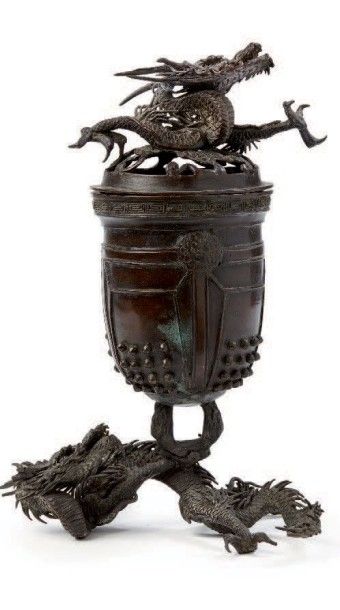 null Brûle-parfum en bronze de patine brune, en forme d'une cloche de temple renversée,...