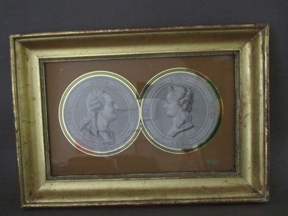 null Deux médaillons circulaires en soie tissée en grisaille représentant Louis XVI...