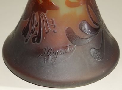 D'ARGENTAL Vase à long col en verre doublé à décor floral brun dégagé à l'acide sur...