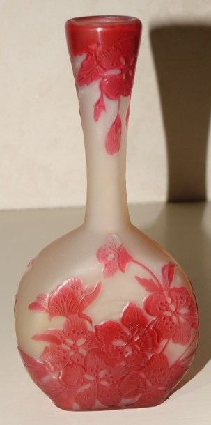 Emile GALLÉ Petit vase à long col et panse aplatie en verre doublé à décor de fleurs...