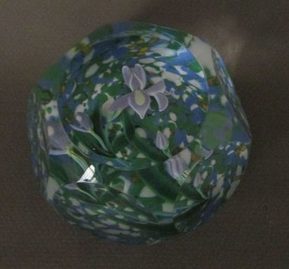 SAINT-LOUIS Boule presse-papiers de forme hexagonale, en cristal à décor en pâte...