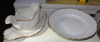 LIMOGES Fabrique de Pouyat Service de table de forme chantournée en porcelaine blanche...