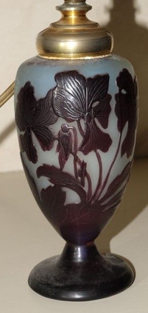 Emile GALLÉ Petit pied de lampe, de forme balustre, en verre doublé à décor floral...