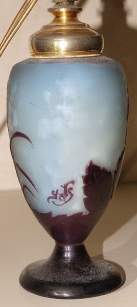 Emile GALLÉ Petit pied de lampe, de forme balustre, en verre doublé à décor floral...