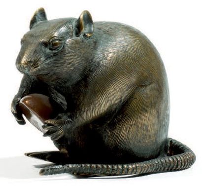 null Sujet en bronze figurant un rat assis, tenant une châtaigne entre ses pattes....