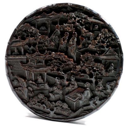 null Boite circulaire en écaille brune entièrement décorée en relief sculpté de personnages...