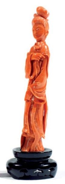 null Sujet en corail rouge orangé représentant une divinité féminine tenant son écharpe....