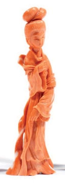 null Sujet en corail rose orangé représentant une divinité féminine tenant son écharpe....