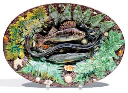 Ecole de Paris, Thomas Sergent Plat ovale à décor en relief de deux poissons et une...