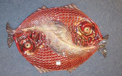PORTUGAL Plat ovale à décor en léger relief de deux poissons à écailles rouges. XXe...