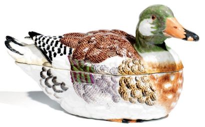 MEISSEN Terrine couverte en forme de canard à décor polychrome au naturel. XVIIIe...