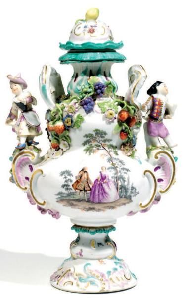 MEISSEN Vase de forme balustre couvert formant pot pourri à décor polychrome de couples...