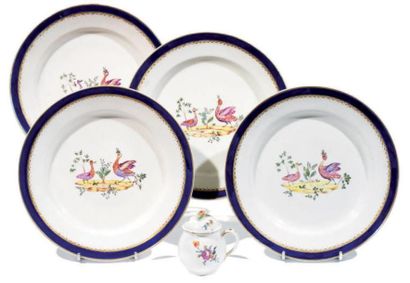 TOURNAI (PORCELAINE TENDRE) Suite de quatre assiettes rondes en porcelaine à décor...