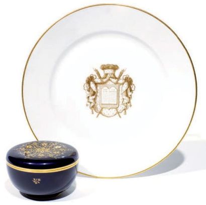 SEVRES (porcelaine dure) Assiette ronde en porcelaine à décor or au centre du code...