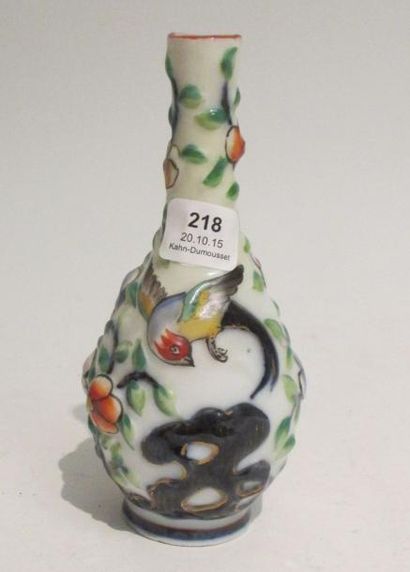 BAYEUX Petit vase piriforme à décor polychrome et relief d'oiseau en vol et rochers...