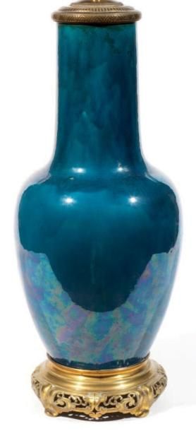 CHINE Vase balustre en porcelaine émaillée bleu turquoise, la monture en bronze verni...