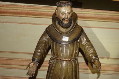 null Statuette en bois sculpté et laqué au naturel représentant Saint François d'Assise....