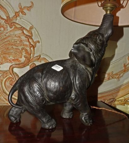 null Statuette d'éléphant en bronze à patine foncée. Montée en lampe. H.: 26 cm(...