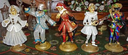 MURANO Cinq figurines en verre filé polychrome et or représentant: Colombine, Polichinelle,...