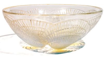 RENE LALIQUE (1860-1945) Coupe "COQUILLES n°1"en verre blanc moulé pressé opalescent...