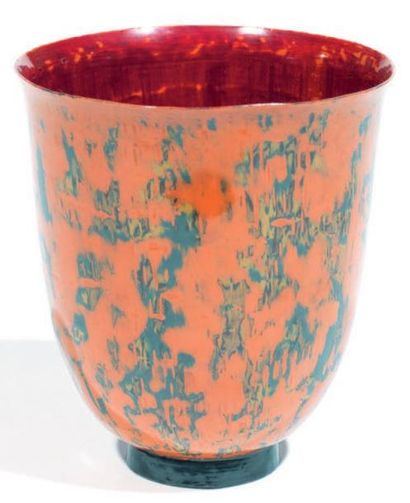 Jean DUNAND (1877-1942) Vase gobelet Campella sur talon en dinanderie émaillée rouge...
