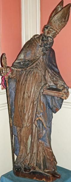 null Statue en bois sculpté représentant un évêque tenant d'une main un livre, de...