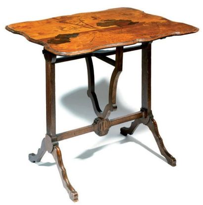 Émile GALLÉ (1846-1904) Table à thé en noyer sculpté et marqueterie d'essence de...