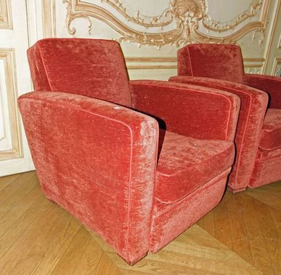 Dans le gout de Jacques ADNET Paire de fauteuils confortables garnis de velours rouge....