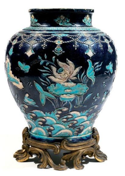 null Vase en céramique de type Fahua, à décor polychrome en relief sur fond bleu...