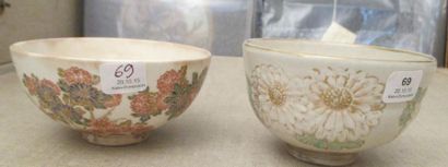 null Deux bols en céramique de Kyoto émaillée blanc et décor de chrysanthèmes. L'un...