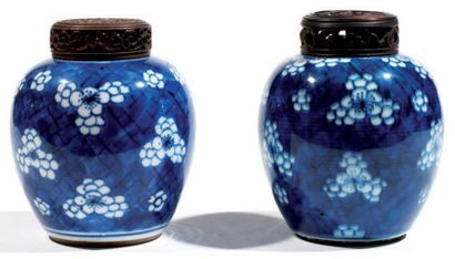 null Deux pots à gingembre formant pendant, en porcelaine à décor de fleurs de prunus...