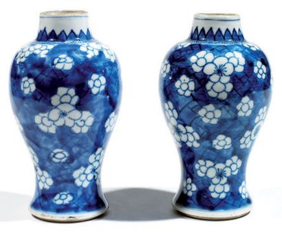 null Paire de vases balustres en porcelaine à décor de fleurs de prunus en blanc...