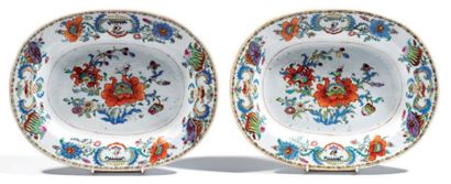 null Deux plats creux de forme oblongue, en porcelaine à décor floral armorié en...