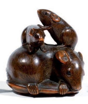 null Netsuke en bois représentant un groupe de trois rats, deux petits sur le dos...