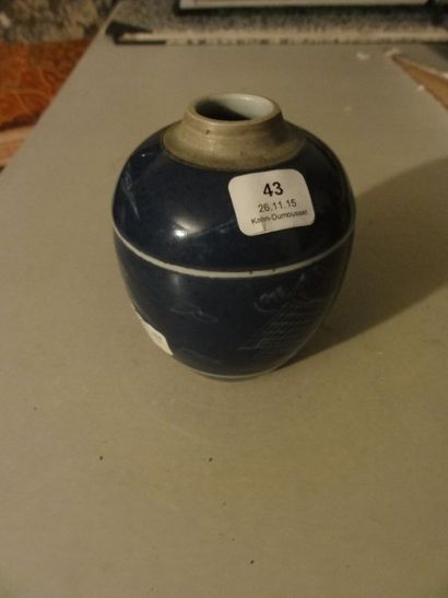 null Petit pot en porcelaine émaillée bleu poudré à décor incisé blanc sous la couverte...