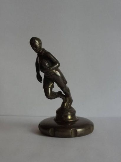 null "Joueur de Rugby" par Charles Bronze argenté, signé Charles, monté sur bouchon...