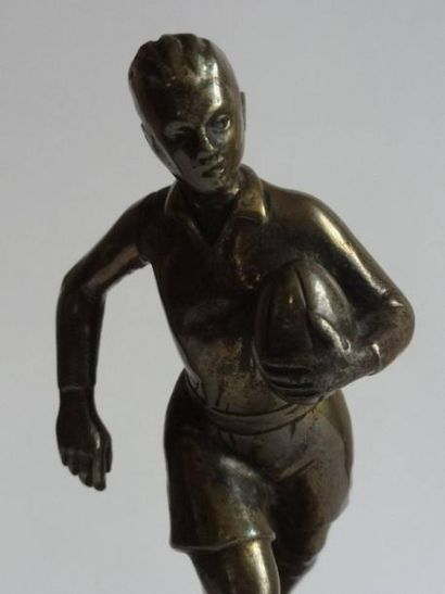 null "Joueur de Rugby" par Charles Bronze argenté, signé Charles, monté sur bouchon...