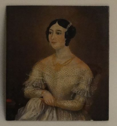 ECOLE FRANCAISE première du XIXe siècle Portrait de jeune femme à la chevelure noire...