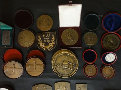 null Lot de médailles en bronze - 2 médailles: 125e anniversaire des compagnies d'assurance...