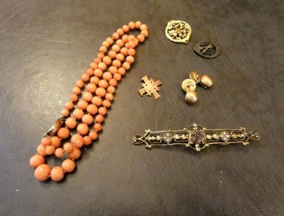 null Lot: broche croix chiffrée Collier perles en corail, fermoir métal