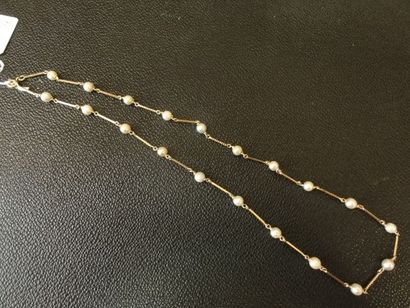 null Collier chaine or et perles alternées L: 45cm Pds brut: 9,9 gr.