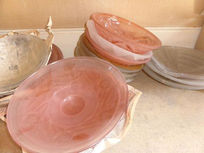 null Important lot (environ 45) de vasques pour suspension en verre moulé transparent...
