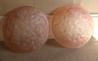 DEGUE Paire de vasques de suspension en verre moulé rose à décor de fleurs styli...
