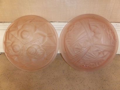 DEGUE Deux vasques de suspension en verre moulé rose à décor de fleurs stylisées